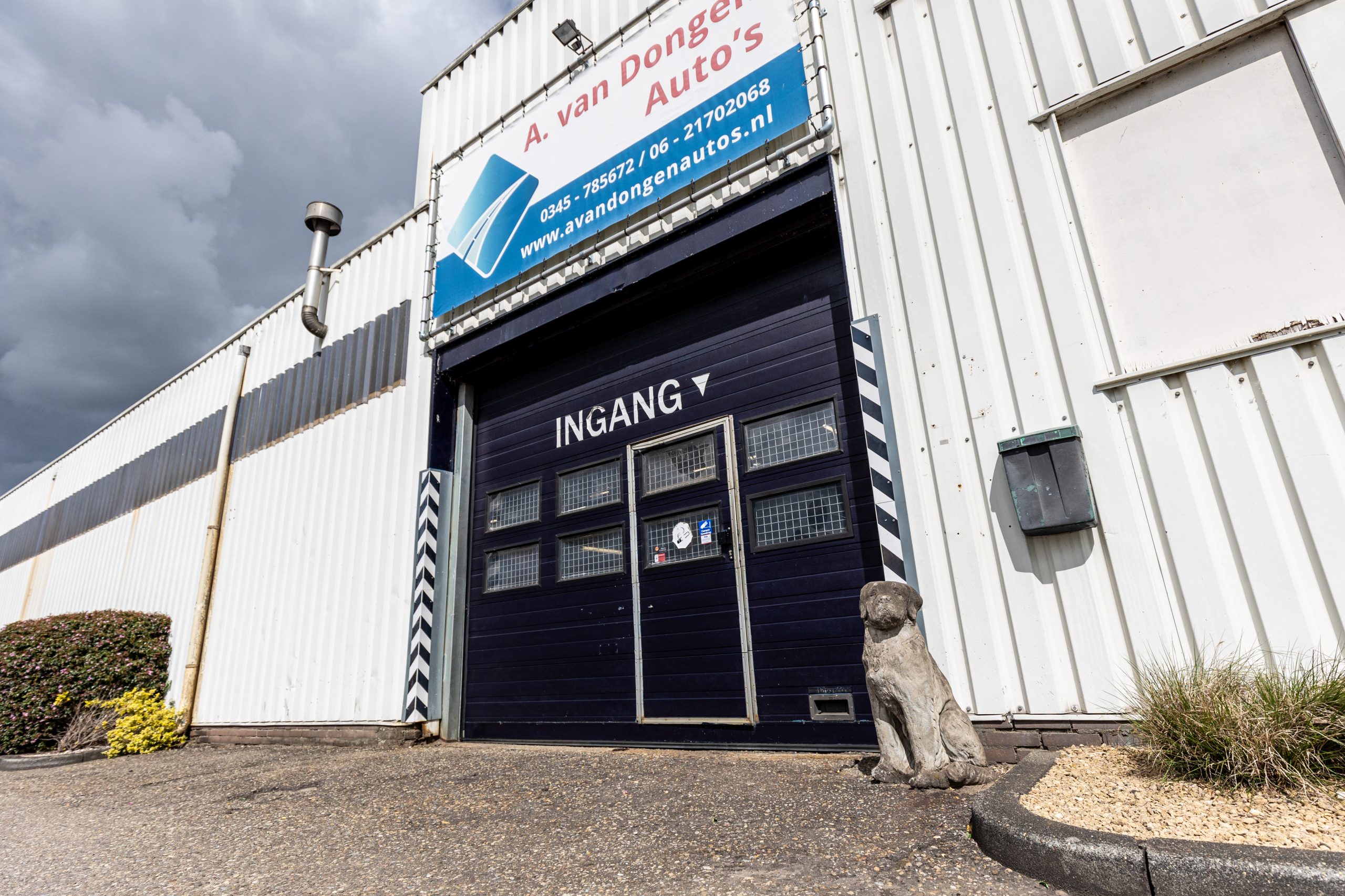 Ingang showroom en garage A. van Dongen Auto’s